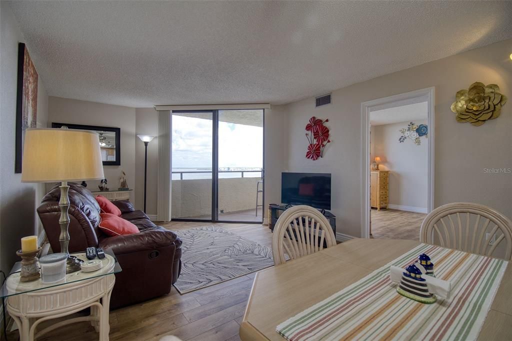 For Sale: $249,900 (1 beds, 1 baths, 733 Square Feet)