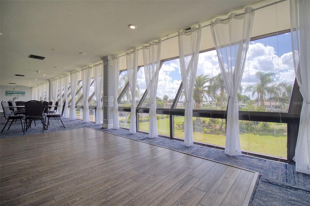 For Sale: $249,900 (1 beds, 1 baths, 733 Square Feet)