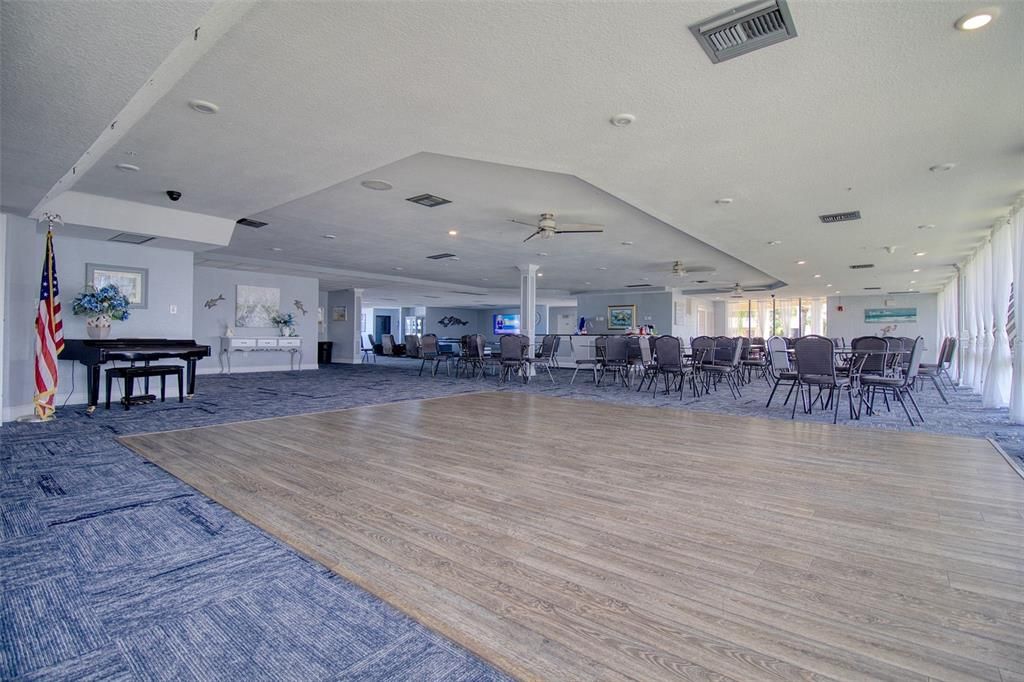 For Sale: $249,900 (1 beds, 1 baths, 733 Square Feet)