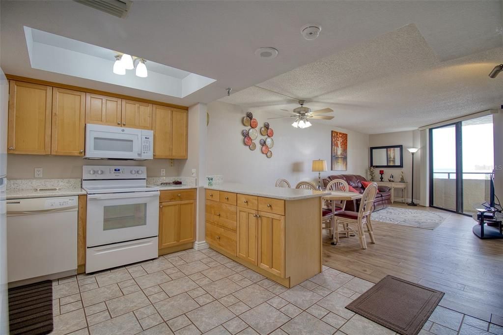 For Sale: $249,900 (1 beds, 1 baths, 733 Square Feet)