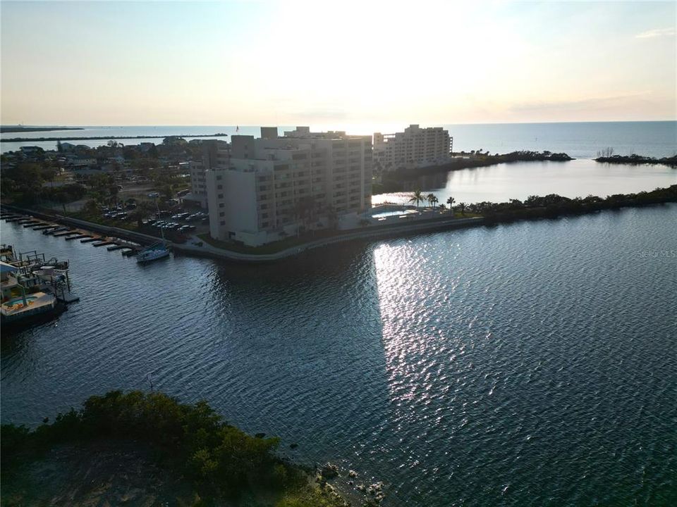 For Sale: $249,900 (1 beds, 1 baths, 733 Square Feet)