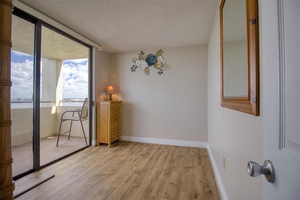 For Sale: $249,900 (1 beds, 1 baths, 733 Square Feet)