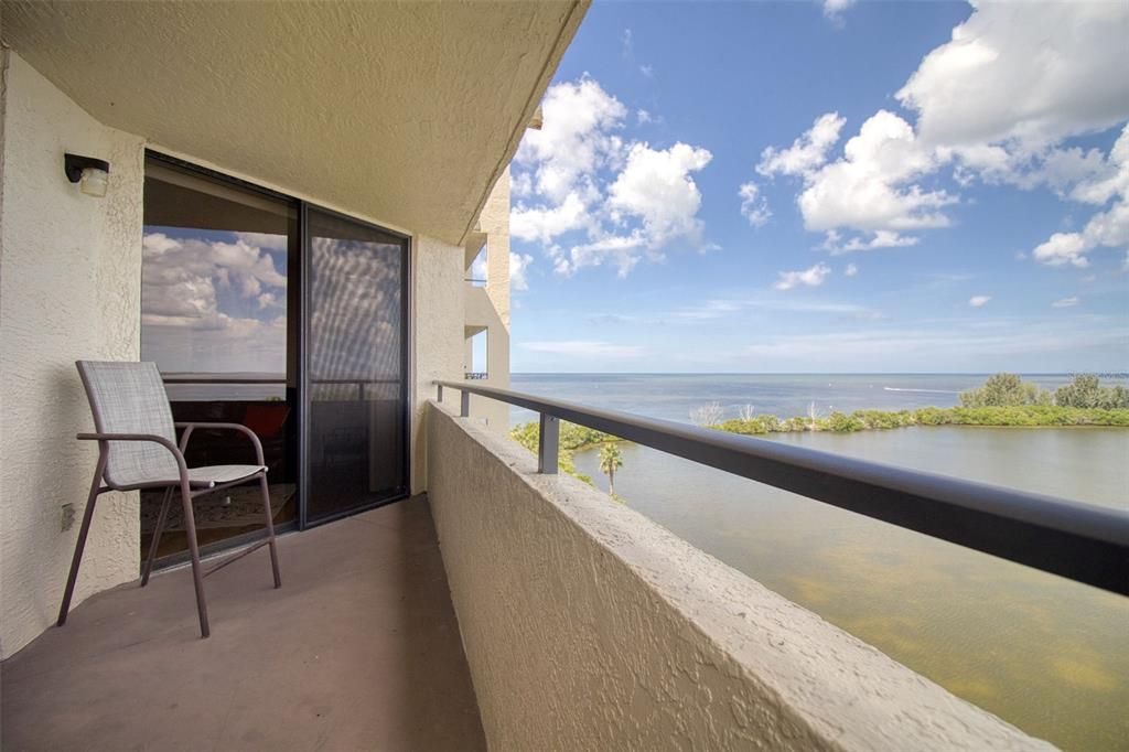 For Sale: $249,900 (1 beds, 1 baths, 733 Square Feet)