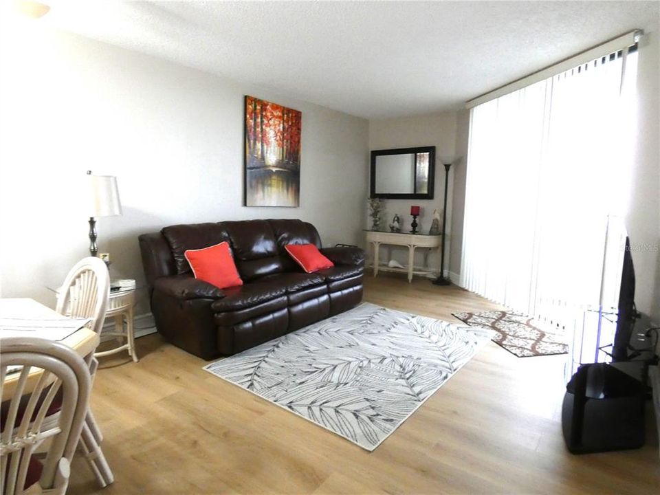 For Sale: $249,900 (1 beds, 1 baths, 733 Square Feet)
