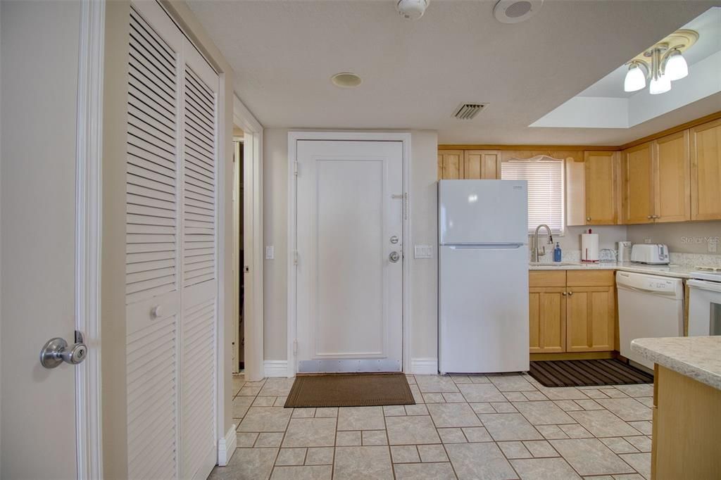 For Sale: $249,900 (1 beds, 1 baths, 733 Square Feet)