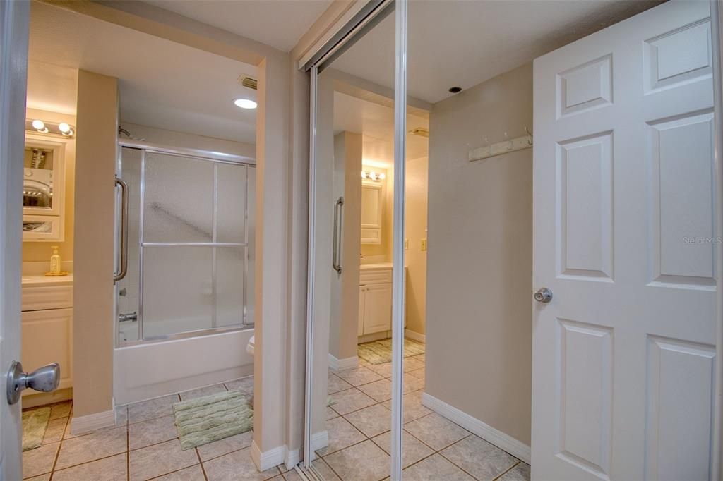 For Sale: $249,900 (1 beds, 1 baths, 733 Square Feet)