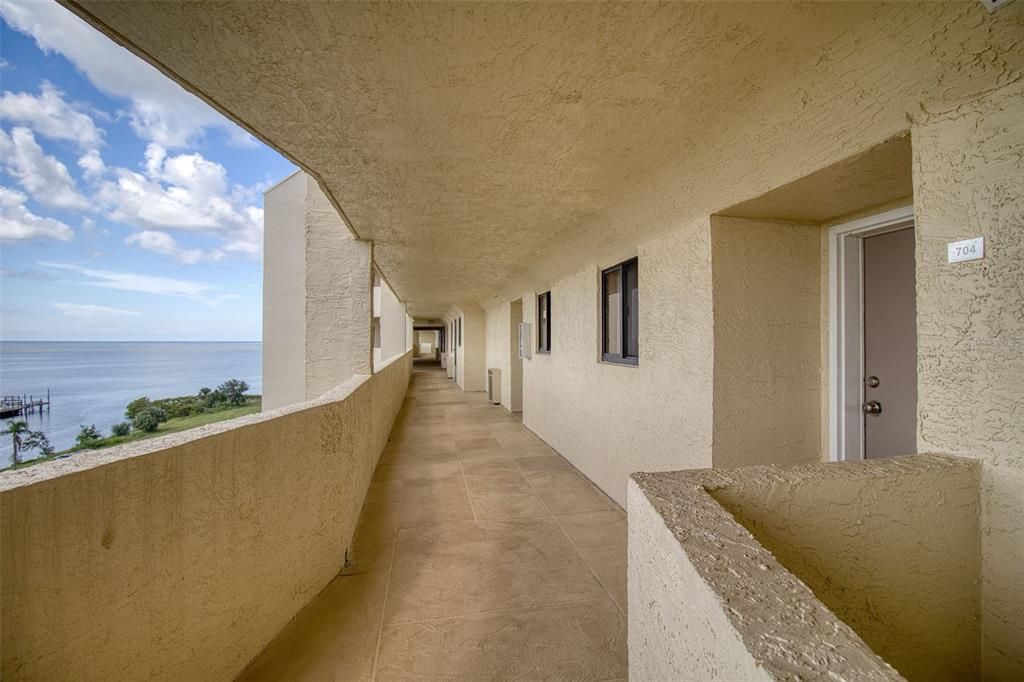 For Sale: $249,900 (1 beds, 1 baths, 733 Square Feet)