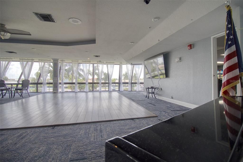 For Sale: $249,900 (1 beds, 1 baths, 733 Square Feet)