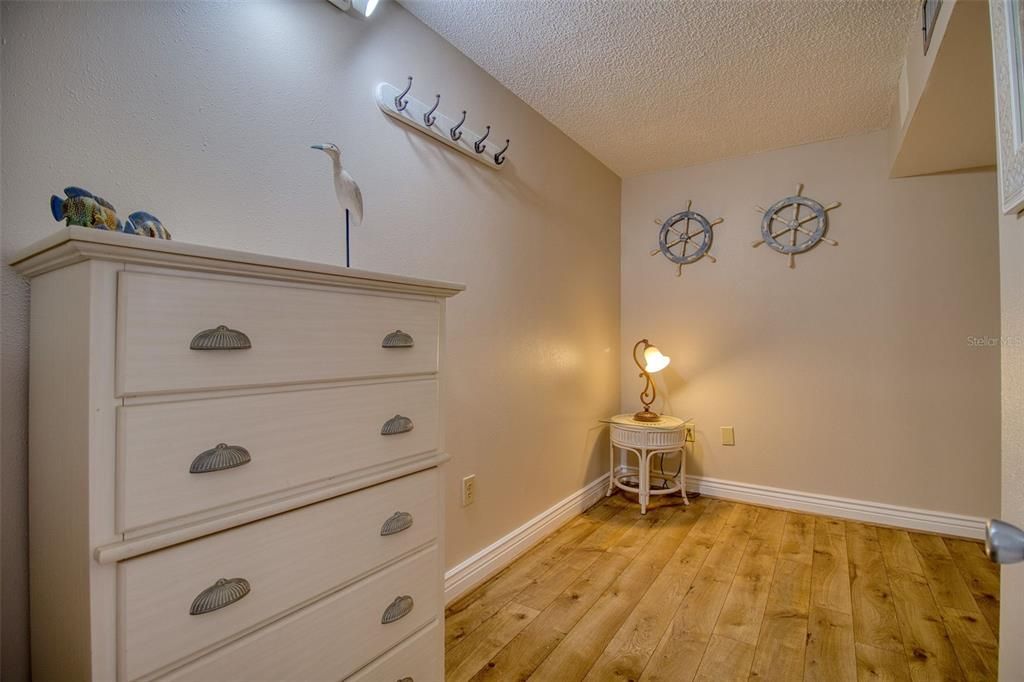 For Sale: $249,900 (1 beds, 1 baths, 733 Square Feet)