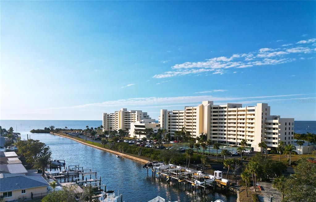 For Sale: $249,900 (1 beds, 1 baths, 733 Square Feet)