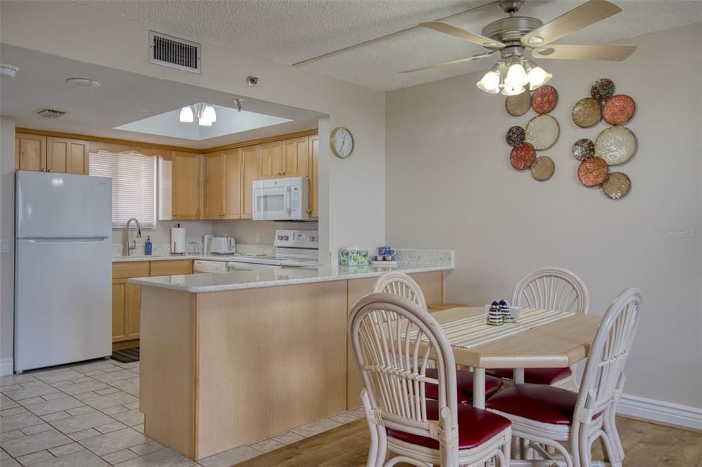 For Sale: $249,900 (1 beds, 1 baths, 733 Square Feet)