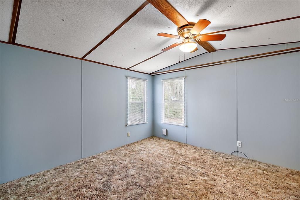 待售: $125,000 (2 贝兹, 1 浴室, 840 平方英尺)