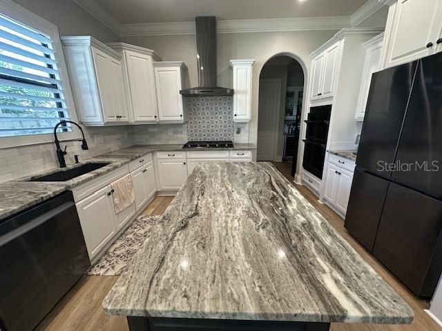 合同活跃: $1,095,000 (4 贝兹, 3 浴室, 3608 平方英尺)