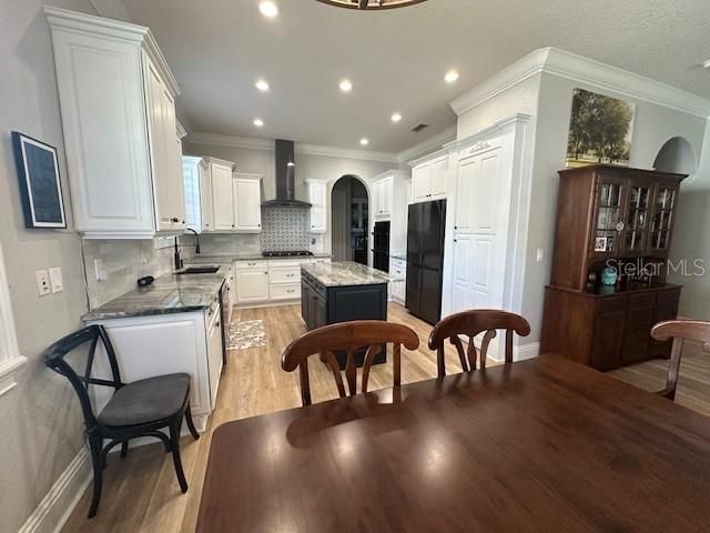 合同活跃: $1,095,000 (4 贝兹, 3 浴室, 3608 平方英尺)