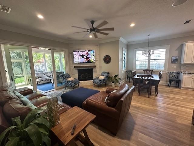 合同活跃: $1,095,000 (4 贝兹, 3 浴室, 3608 平方英尺)