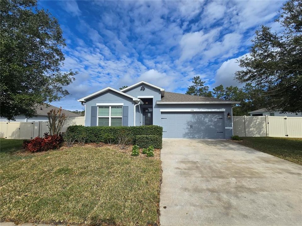 Recientemente alquilado: $2,295 (4 camas, 2 baños, 1740 Pies cuadrados)