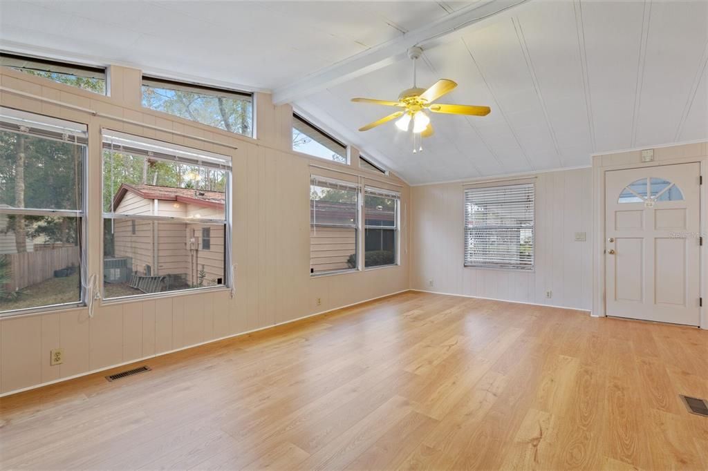 Под контрактом: $144,900 (2 спален, 2 ванн, 1464 Квадратных фут)