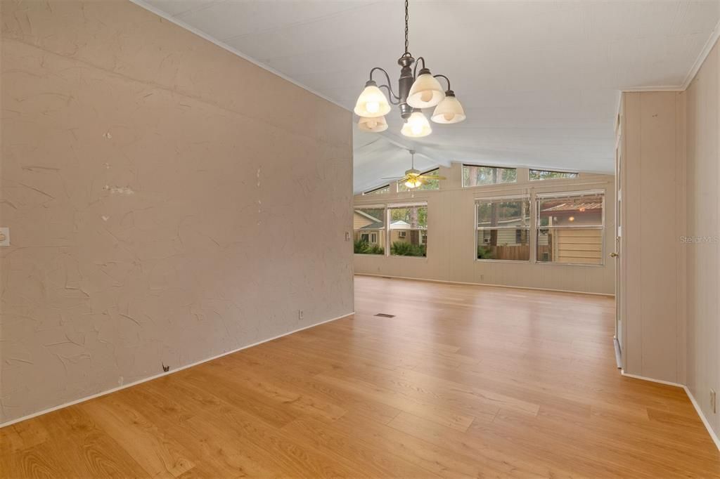 Под контрактом: $144,900 (2 спален, 2 ванн, 1464 Квадратных фут)