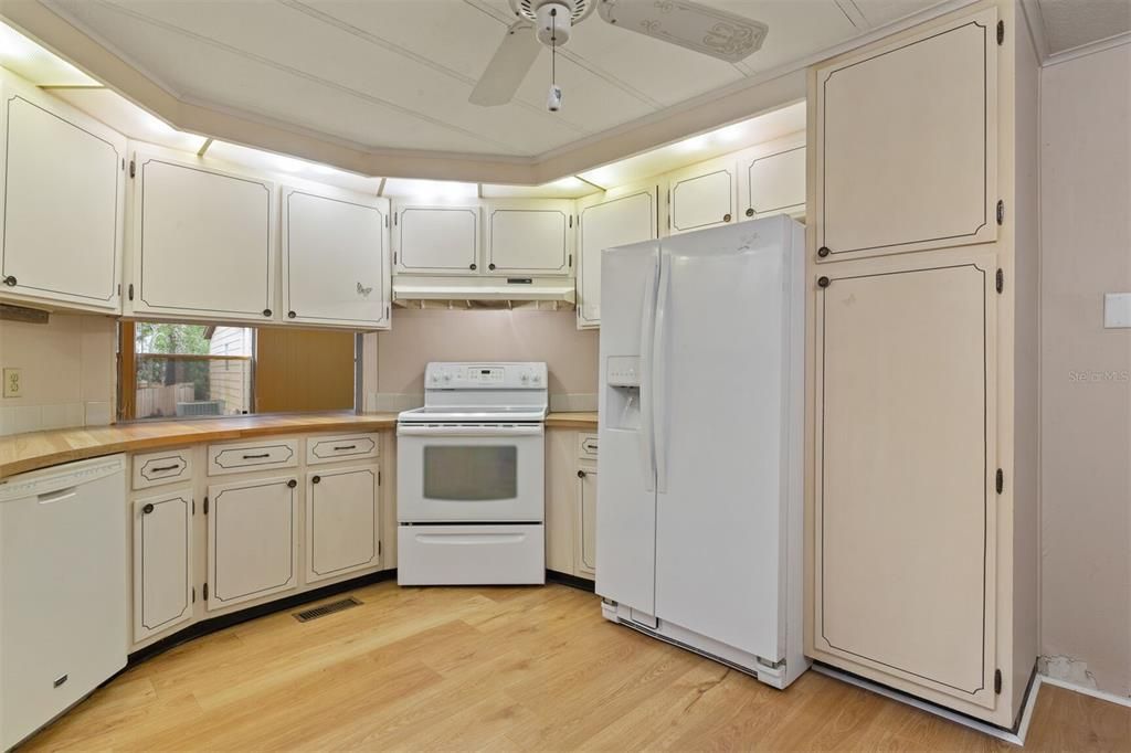 Под контрактом: $144,900 (2 спален, 2 ванн, 1464 Квадратных фут)