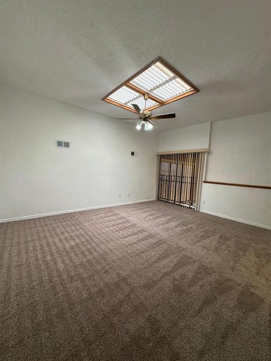 合同活跃: $2,695 (3 贝兹, 3 浴室, 1850 平方英尺)