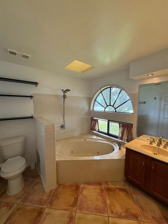 合同活跃: $2,695 (3 贝兹, 3 浴室, 1850 平方英尺)