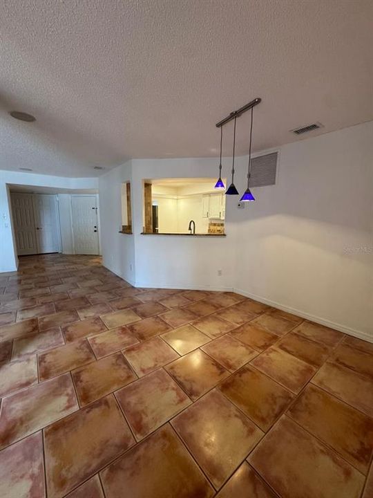 合同活跃: $2,695 (3 贝兹, 3 浴室, 1850 平方英尺)