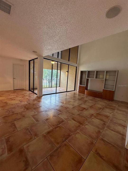 合同活跃: $2,695 (3 贝兹, 3 浴室, 1850 平方英尺)