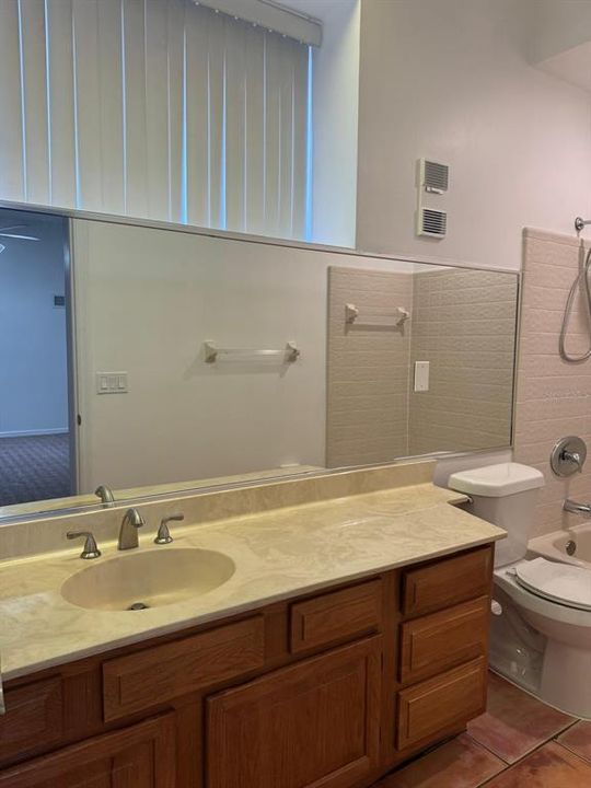 合同活跃: $2,695 (3 贝兹, 3 浴室, 1850 平方英尺)