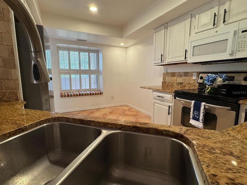 合同活跃: $2,695 (3 贝兹, 3 浴室, 1850 平方英尺)