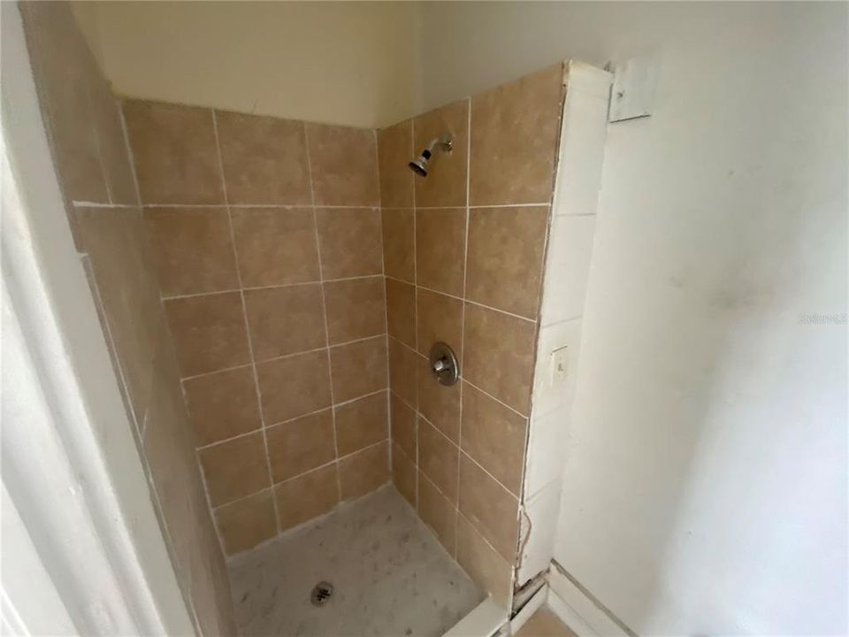 En Venta: $235,000 (4 camas, 0 baños, 1896 Pies cuadrados)