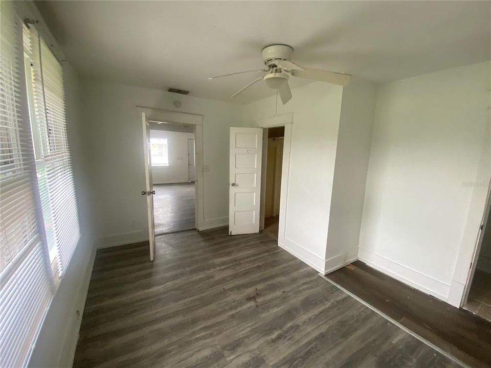 En Venta: $235,000 (4 camas, 0 baños, 1896 Pies cuadrados)