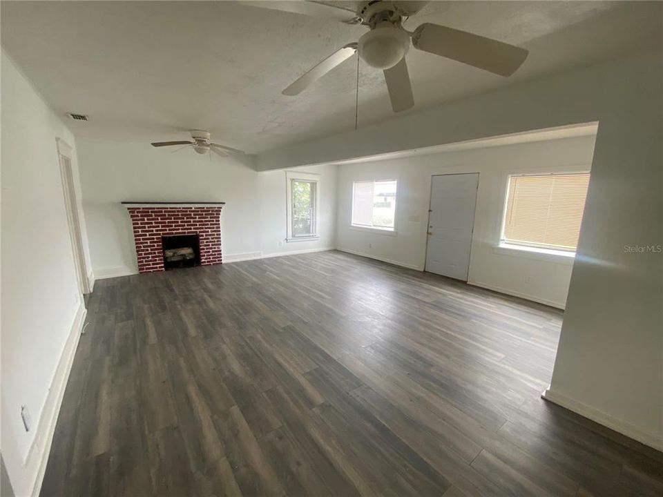 En Venta: $235,000 (4 camas, 0 baños, 1896 Pies cuadrados)