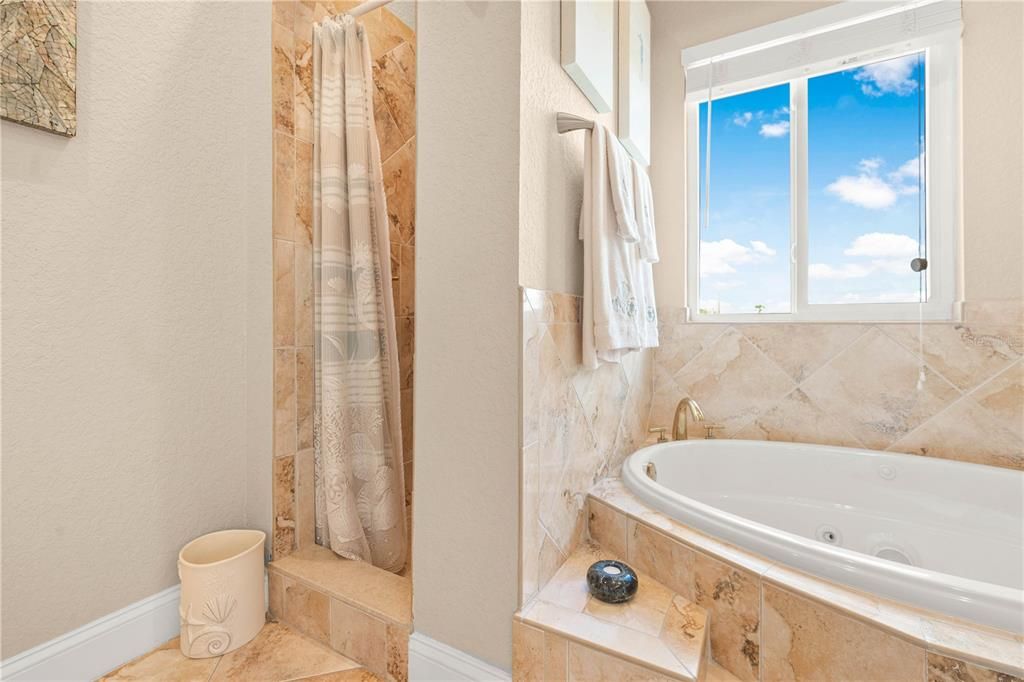 Под контрактом: $1,500,000 (5 спален, 3 ванн, 4608 Квадратных фут)