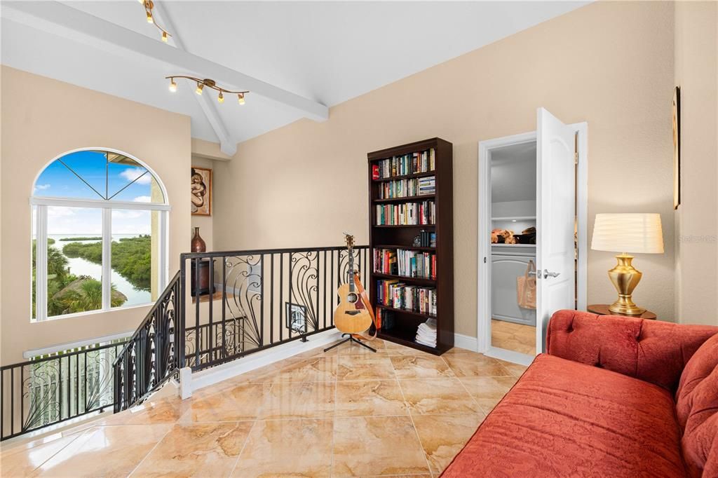 Под контрактом: $1,500,000 (5 спален, 3 ванн, 4608 Квадратных фут)