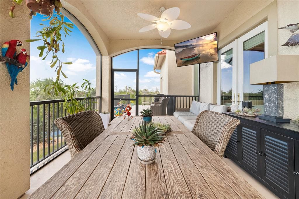 Под контрактом: $1,500,000 (5 спален, 3 ванн, 4608 Квадратных фут)