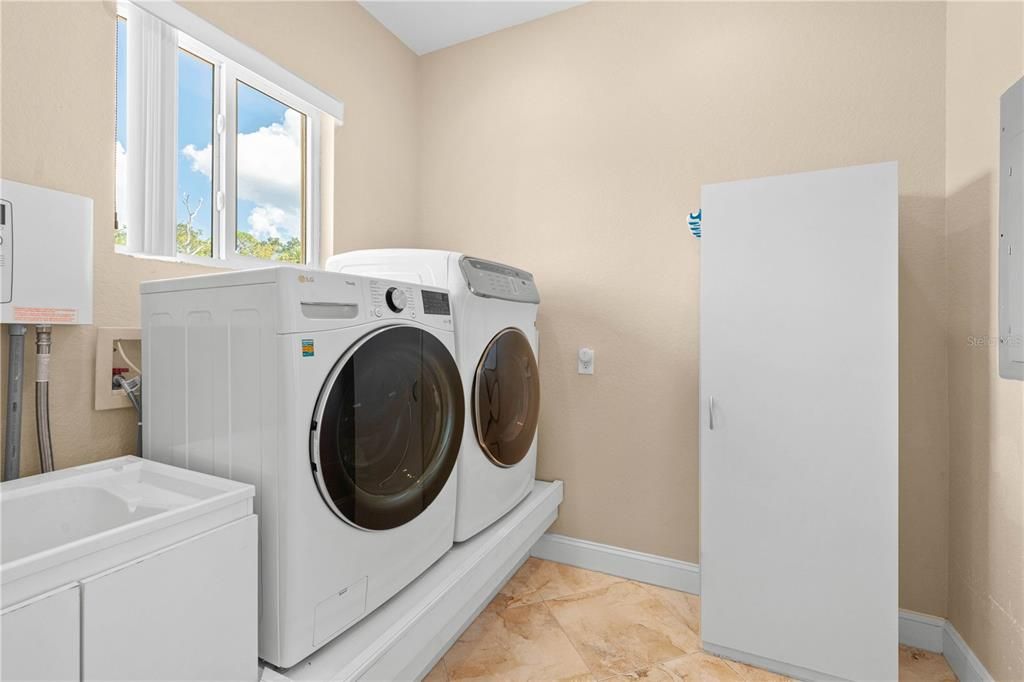 Под контрактом: $1,500,000 (5 спален, 3 ванн, 4608 Квадратных фут)