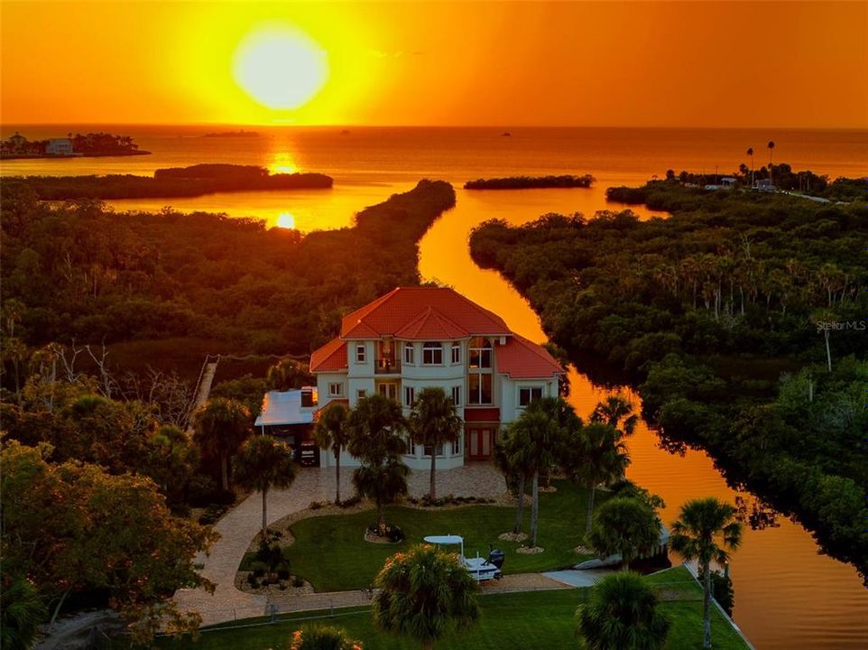 Под контрактом: $1,500,000 (5 спален, 3 ванн, 4608 Квадратных фут)