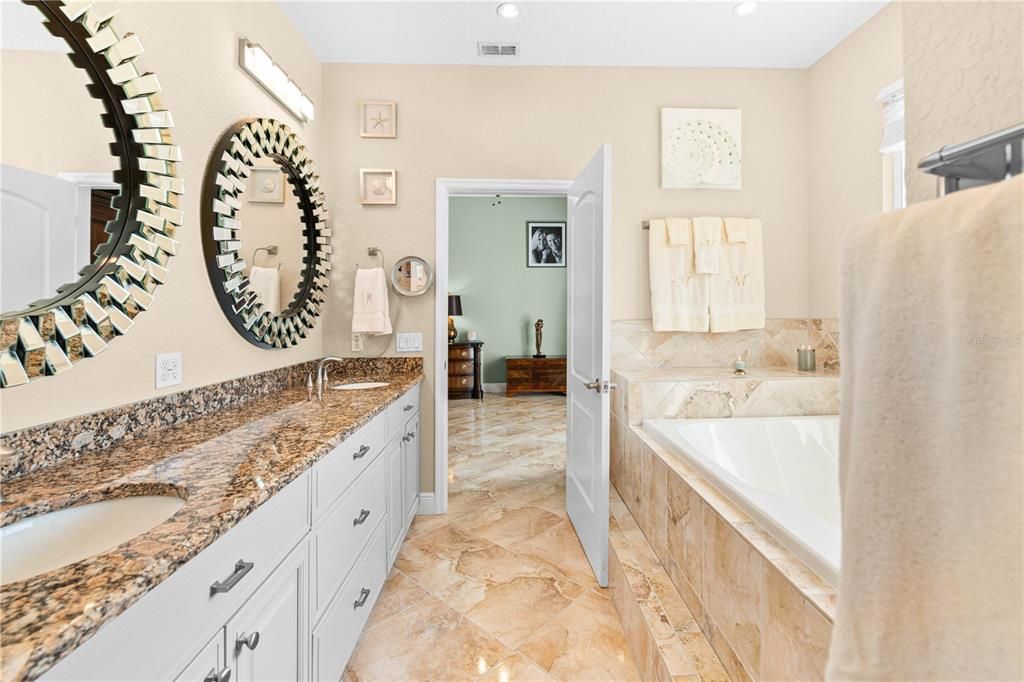 Под контрактом: $1,500,000 (5 спален, 3 ванн, 4608 Квадратных фут)