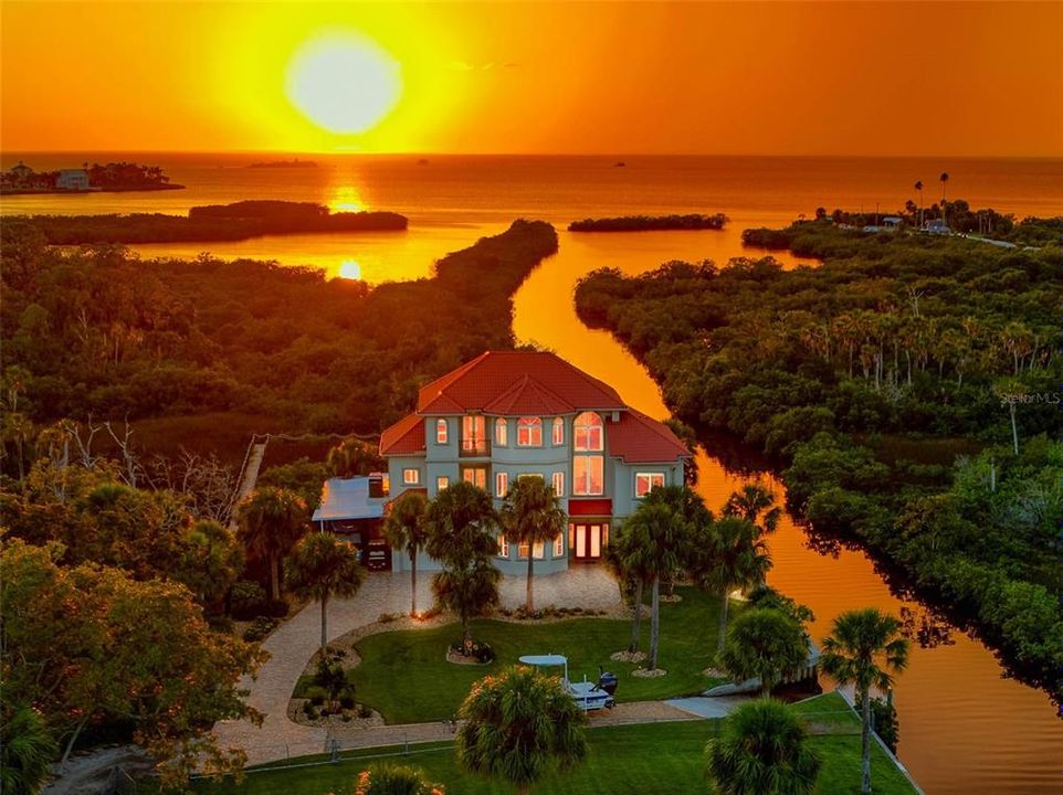 Под контрактом: $1,500,000 (5 спален, 3 ванн, 4608 Квадратных фут)