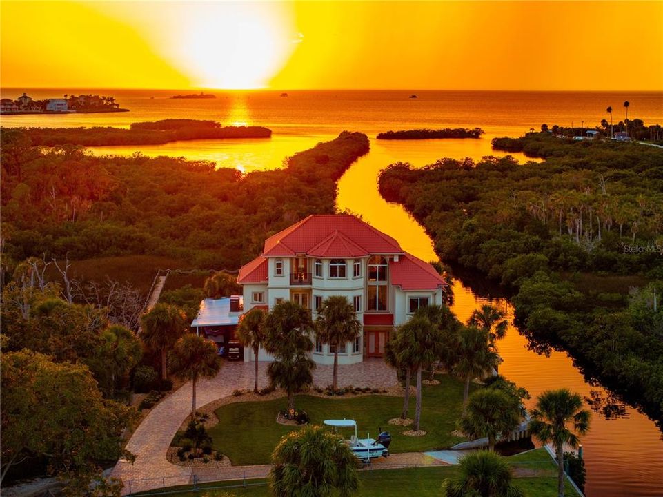 Под контрактом: $1,500,000 (5 спален, 3 ванн, 4608 Квадратных фут)