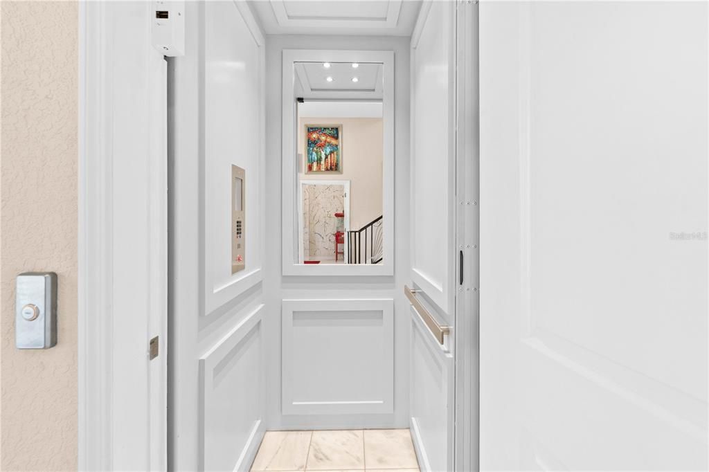 Под контрактом: $1,500,000 (5 спален, 3 ванн, 4608 Квадратных фут)