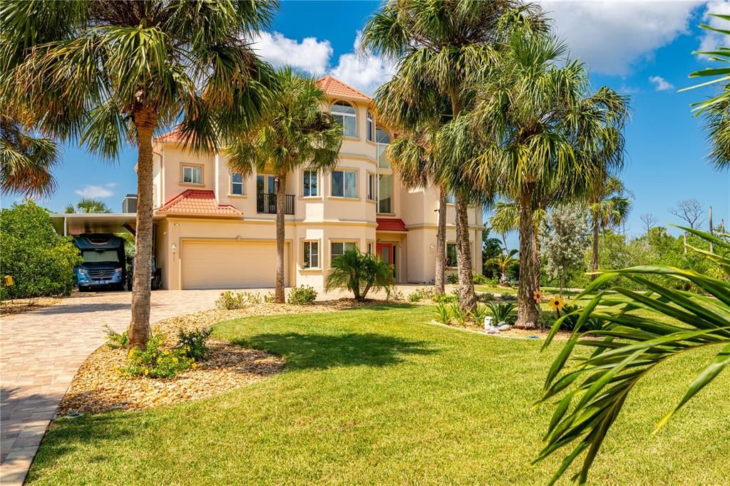 Под контрактом: $1,500,000 (5 спален, 3 ванн, 4608 Квадратных фут)