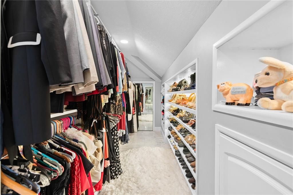 Под контрактом: $1,500,000 (5 спален, 3 ванн, 4608 Квадратных фут)