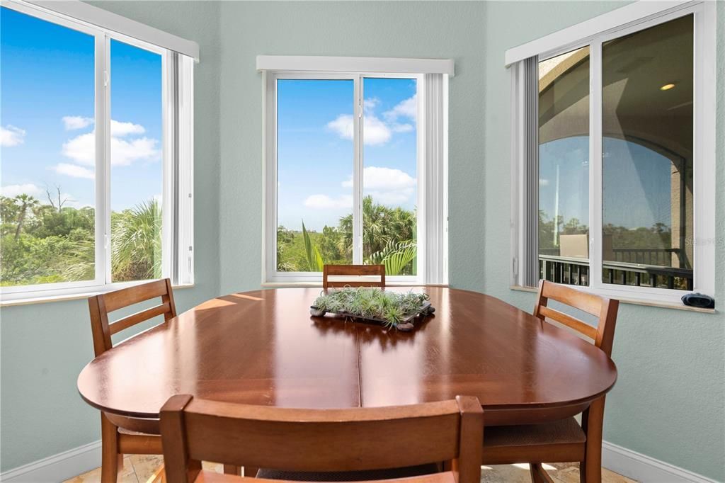 Под контрактом: $1,500,000 (5 спален, 3 ванн, 4608 Квадратных фут)