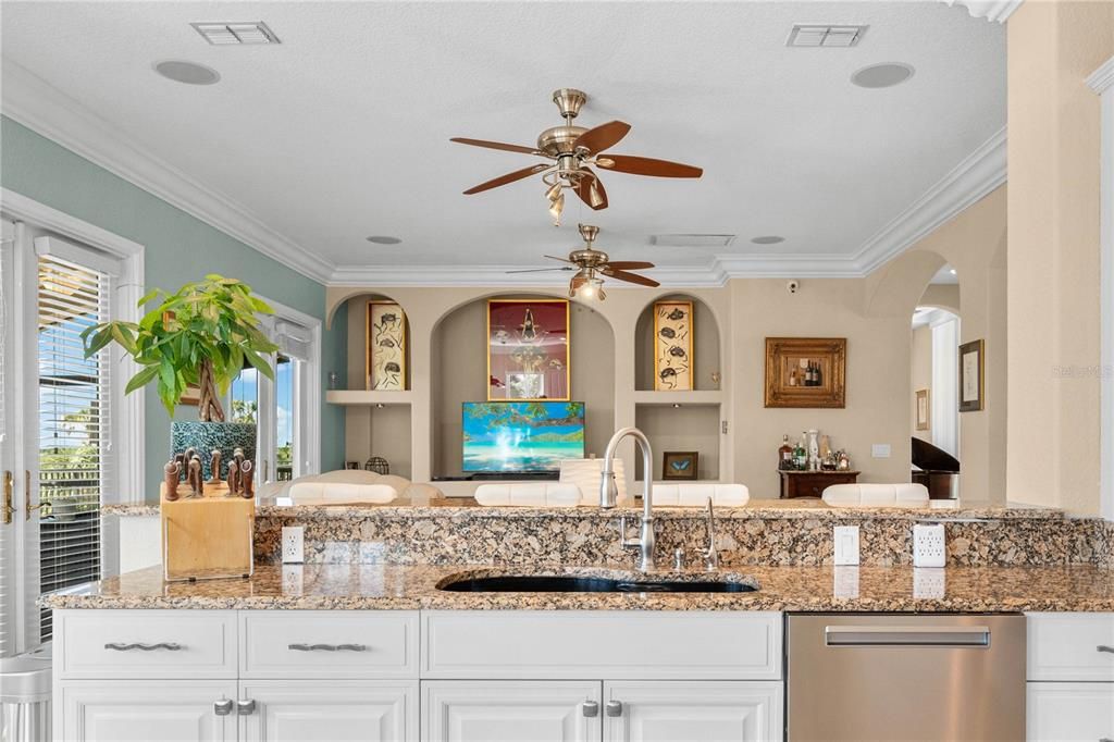 Под контрактом: $1,500,000 (5 спален, 3 ванн, 4608 Квадратных фут)