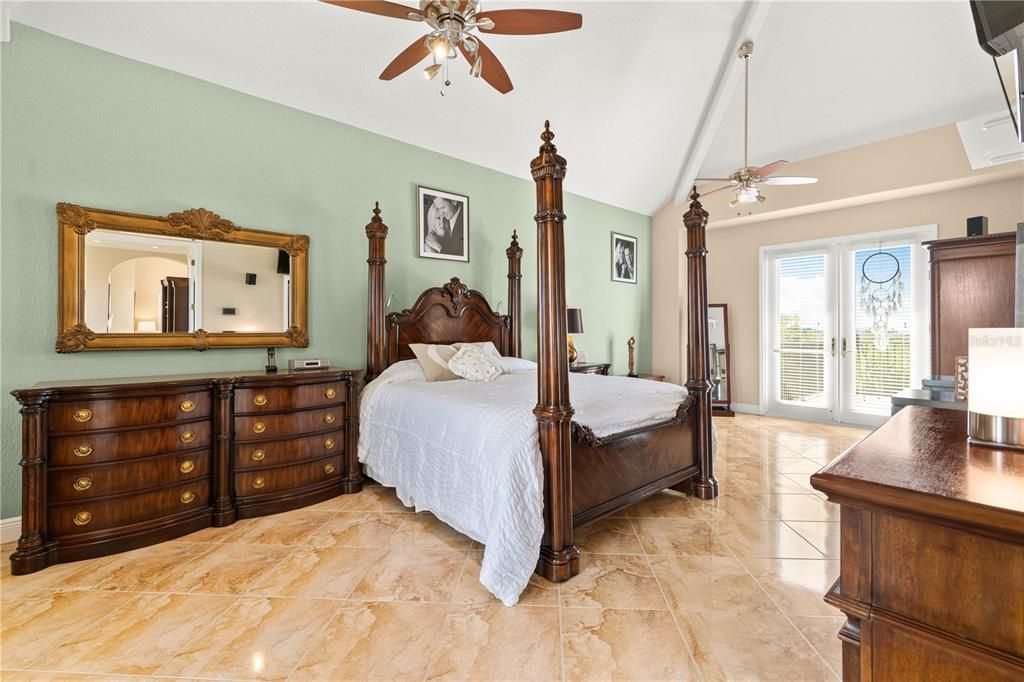 Под контрактом: $1,500,000 (5 спален, 3 ванн, 4608 Квадратных фут)