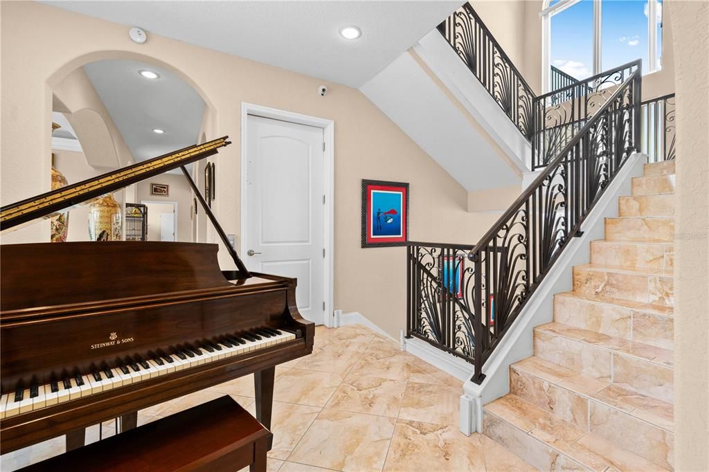 Под контрактом: $1,500,000 (5 спален, 3 ванн, 4608 Квадратных фут)