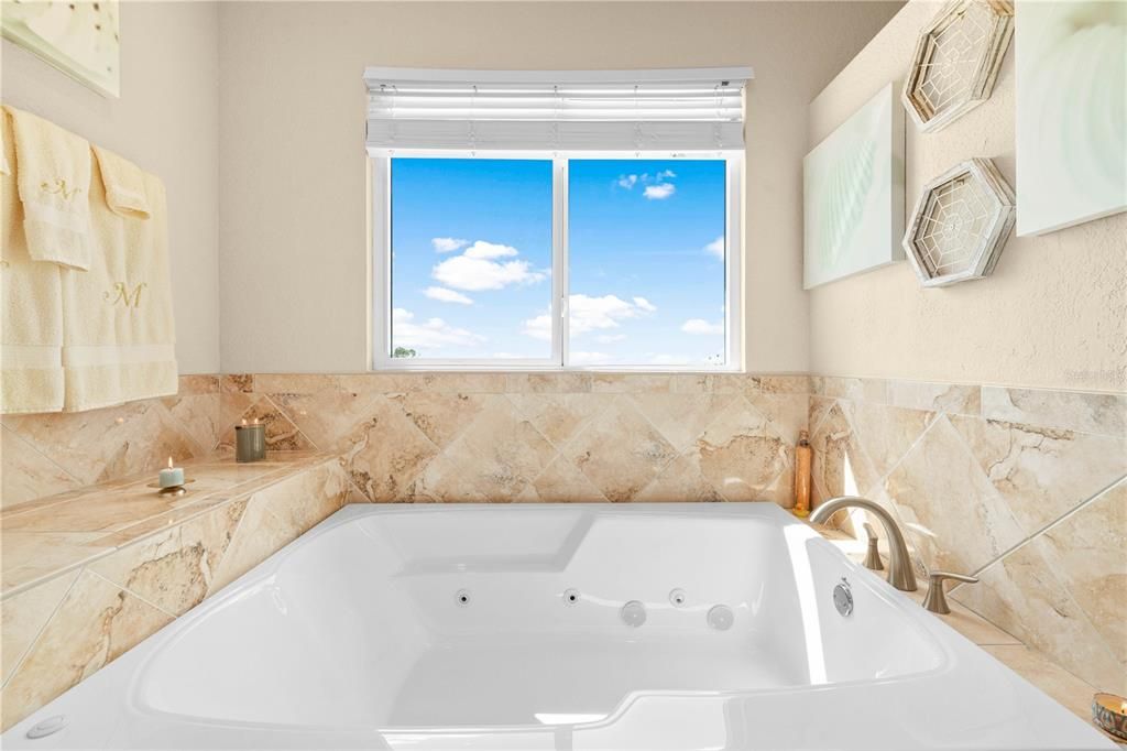 Под контрактом: $1,500,000 (5 спален, 3 ванн, 4608 Квадратных фут)