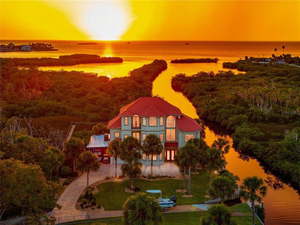 Под контрактом: $1,500,000 (5 спален, 3 ванн, 4608 Квадратных фут)