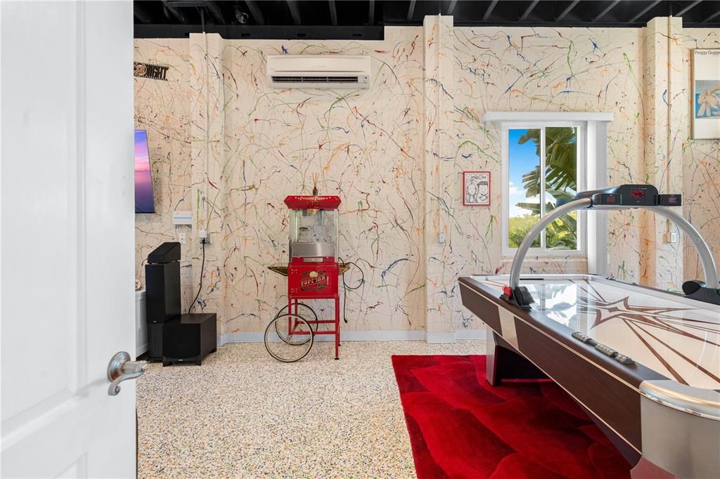 Под контрактом: $1,500,000 (5 спален, 3 ванн, 4608 Квадратных фут)